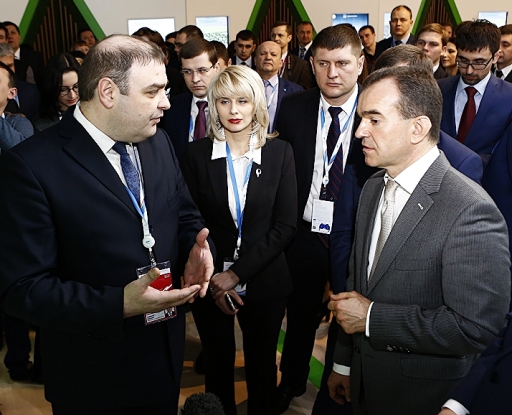 Глава Новокубанского района А.В. Гомодин рассказывает губернатору Кубани В.И. Кондратьеву об инвестициях в экономику Новокубанского района.