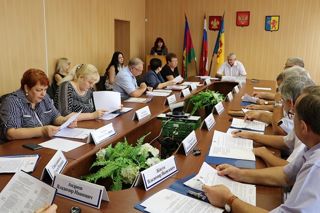 Во время сессии Совета муниципального образования Новокубанский район.