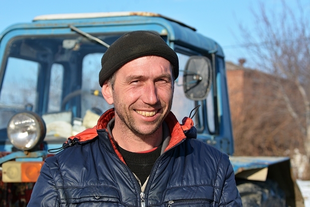 Как быстро и качественно убрать снег с улиц Новокубанска знает тракторист МУП «Чистый город» Александр Владимирович Давыденко.