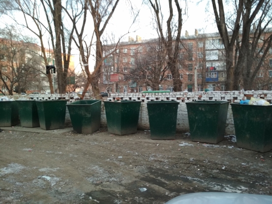 На фото: Мусора на контейнерной площадке по ул. Нева не видно. А вот дорога к ней нуждается в ремонте. Лужи здесь сейчас замерзли, но с наступлением теплых дней будет опять грязно.