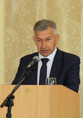 На фото: глава Прикубанского сельского поселения Михаил Андреевич Солопов представил на открытой сессии отчет о результатах своей деятельности и деятельности администрации сельского поселения за минувший год
