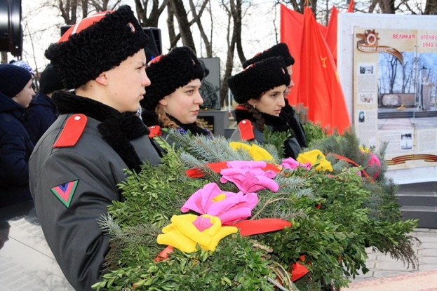 На фото: учащиеся школы № 23 г. Новокубанска возложили гирлянду к мемориалу, посвященного новокубанцам, погибшим в годы Великой Отечественной войны 1941-1945 гг. 