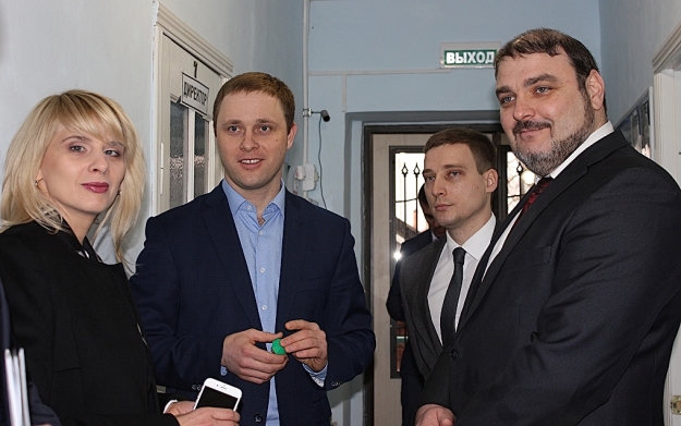 Центр молодежного инновационного творчества «Изумруд» Новокубанского района в «День открытых дверей» посетили: (справа налево) глава Новокубанского района Александр Гомодин, руководитель департамента инвестиций и развития малого и среднего предпринимательства Юрий Волков, заместитель главы администрации (губернатора) Краснодарского края Василий Швец, заместитель главы района Екатерина Афонина.