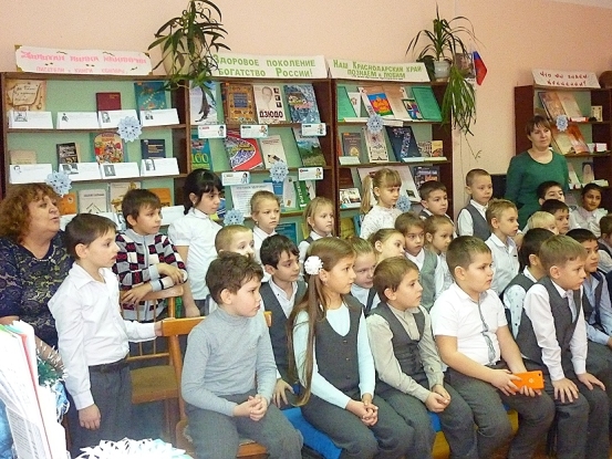 На фото: учащиеся первых классов внимательно слушали рассказ библиотекаря