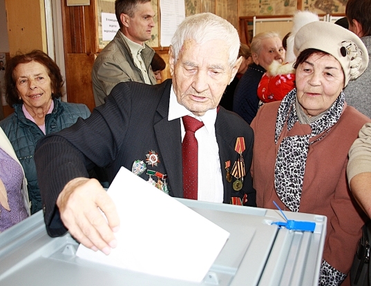 На фото: Ветеран Великой Отечественной войны В.И. Лега посетил участковую избирательную комиссию № 32-27