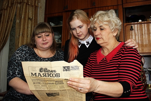 Хозяйка гостеприимного дома Наталья Михайловна Пилипенко вместе с дочерью Еленой и внучкой Полиной читают номер районной газеты, ставший семейной реликвией.