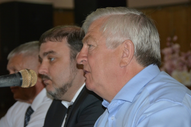 Депутат ЗСК С.В. Шатохин, глава Новокубанского района А.В. Гомодин обсудили с гражданами проблемы водоснабжения.
