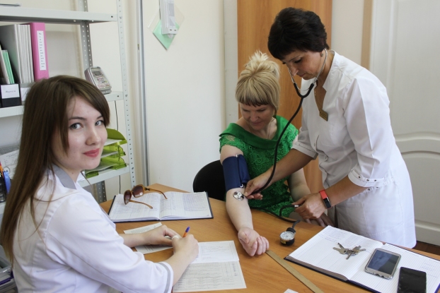 На фото Яна Шевченко и Инна Жарникова ведут прием в  отделении медицинской профилактики