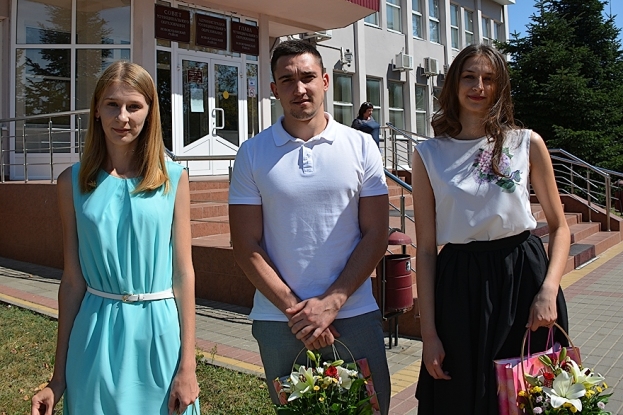 Молодые педагоги Ирина Акулова, Александр Баранов, Юлия Сасова  спешат в школы  к свои первым ученикам.