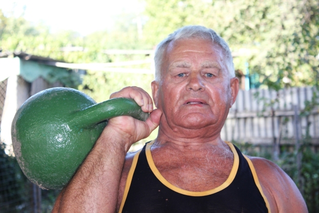 Виктор Григорьевич Каталевский, недавно отметивший свое 80-летие, занимается силовыми упражнениями через день, и гиря весом в 32 килограмма в его руках кажется легкой, как детский мячик. А свою энергию он направляет на общественную работу.