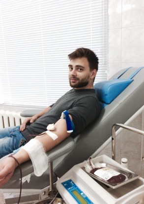 На фото: Дмитрий Богдан во время проведения благотворительной акции