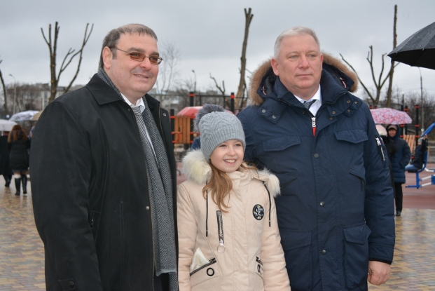Открытие новой парковой зоны в 23-м микрорайоне помогло ученице 4 «А» класса школы № 1 города Новокубанска Олесе Скумаевой осуществить давнюю мечту. Девочка хотела сфотографироваться с главой района А.В. Гомодиным. И во время торжественного мероприятия Олеся осуществила свою мечту, сфотографировавшись еще и с вице-губернатором региона А.В. Вороновским