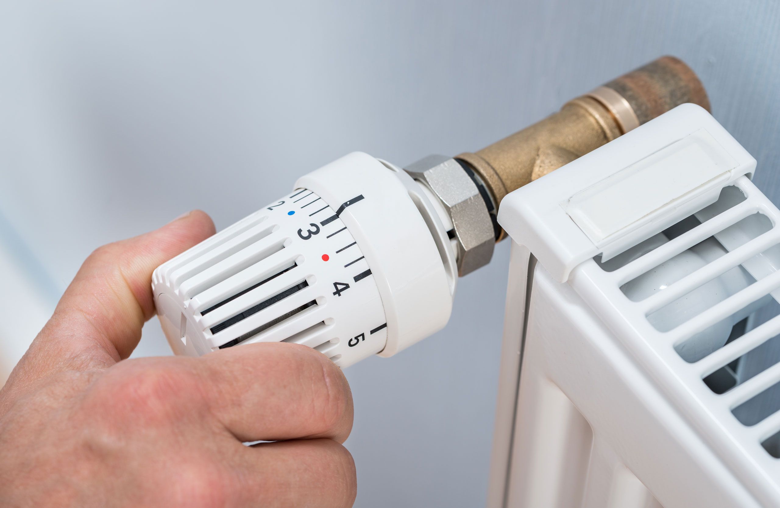 Отключение отопления в доме. Термостатическая головка с жидкостным датчиком MVI. Терморегулятор для радиатора отопления. Термоголовка для радиатора маленькая.