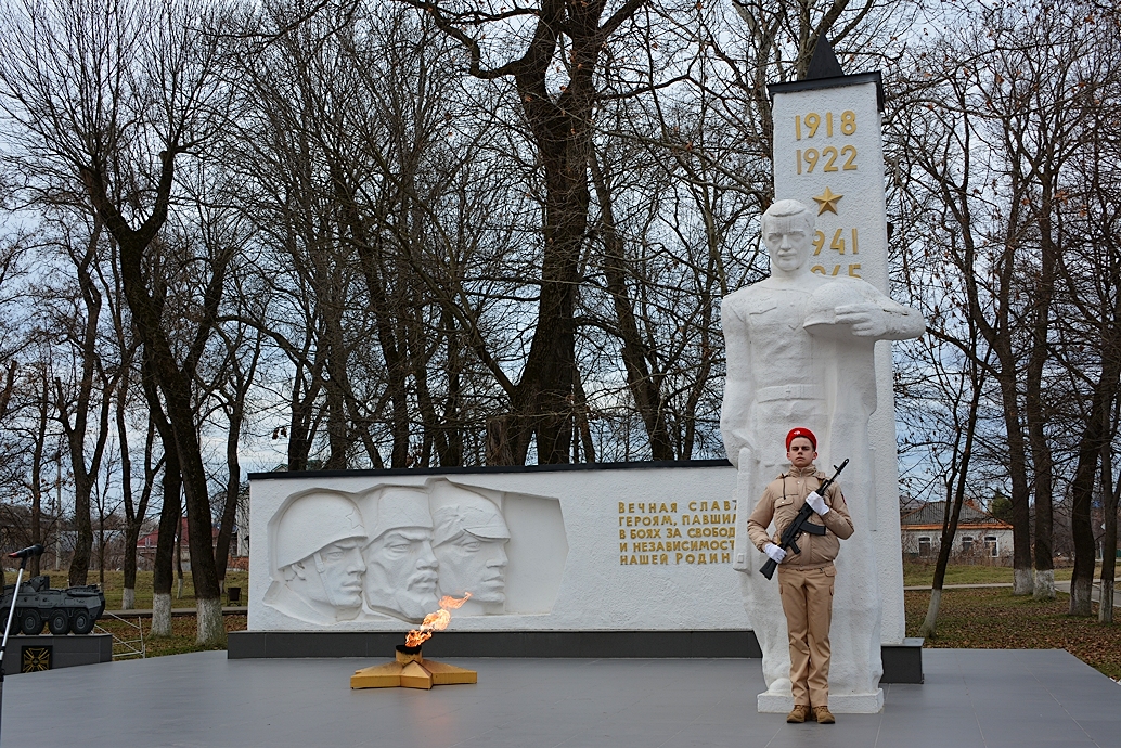 Край героям. Мемориал вечный огонь город Новокубанск. Памятники город Новокубанск. Памятники Новокубанского района. Обелиск Новокубанск.