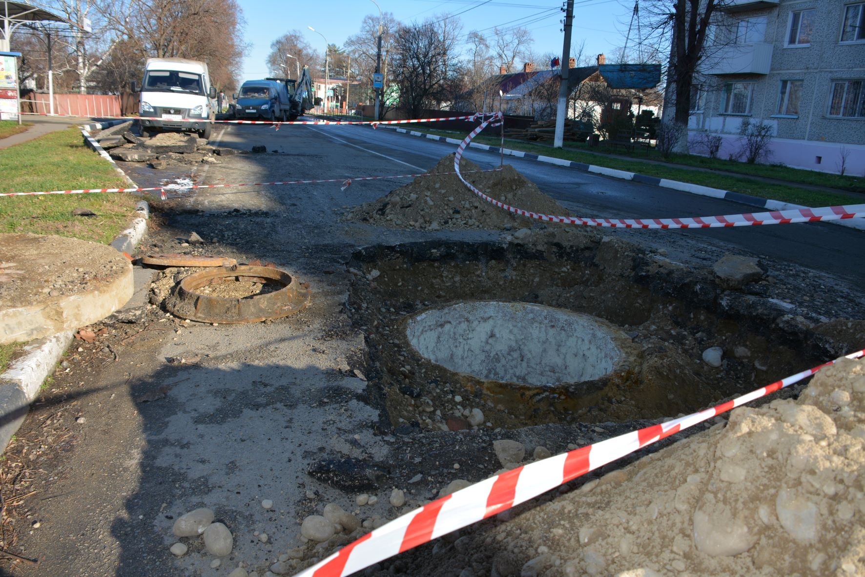 Ремонт аварийных колодцев на коллекторе по улице Ленина продолжается |  02.12.2021 | Новокубанск - БезФормата